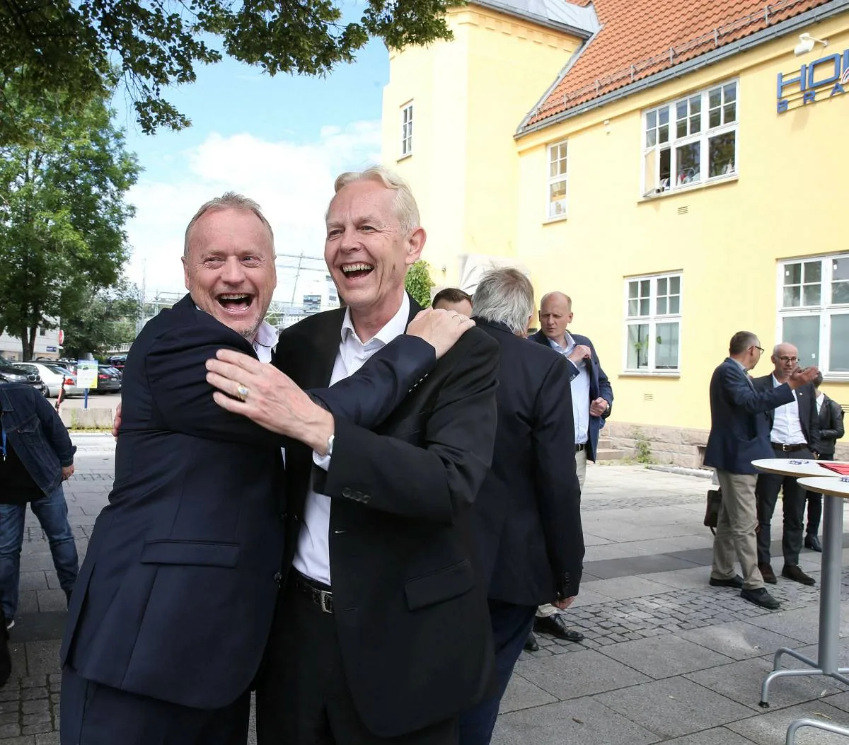 Byrådsleder i Oslo, Raymond Johansen (til venstre), og Bærums vararordfører Ole Kristian Udnes var svært glade da byvekstavtalen mellom Oslo og Akershus ble signert på Skøyen stasjon onsdag. Den sikrer finansieringen av Fornebubanen.FOTO: EVA GROVEN
