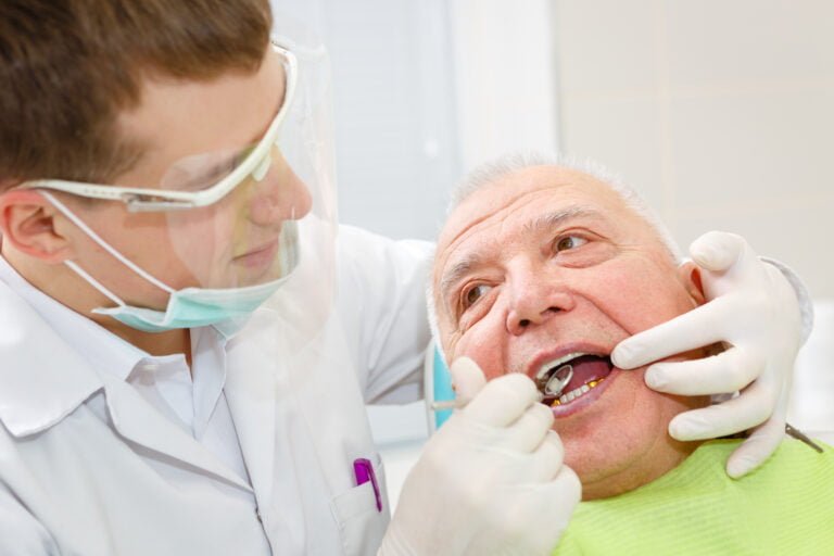 Senior hos tannlegen -